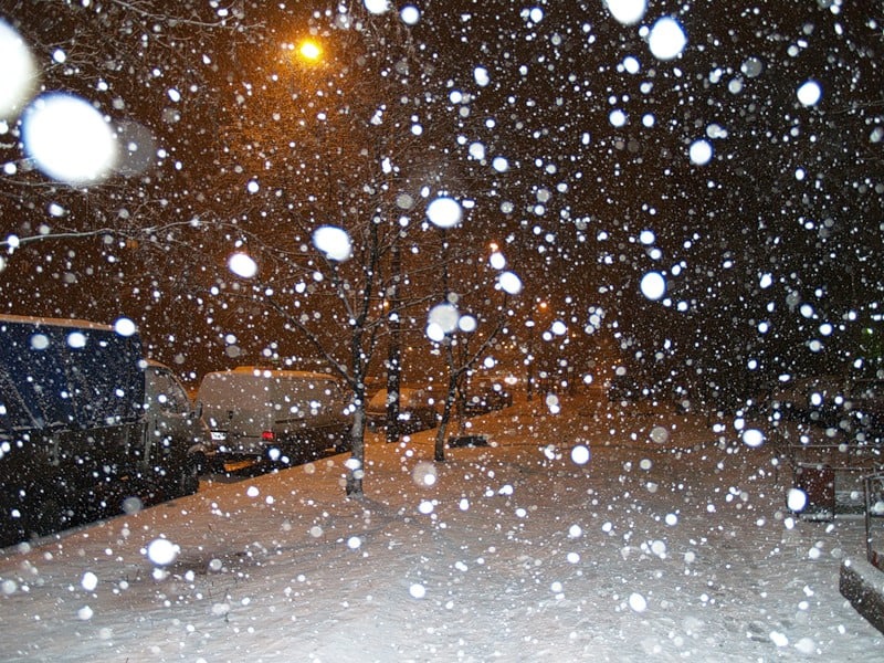 Снег кружится. Снег кружится летает летает самоцветы. Падает снег снег летает. Снег летает. Снег кружится.