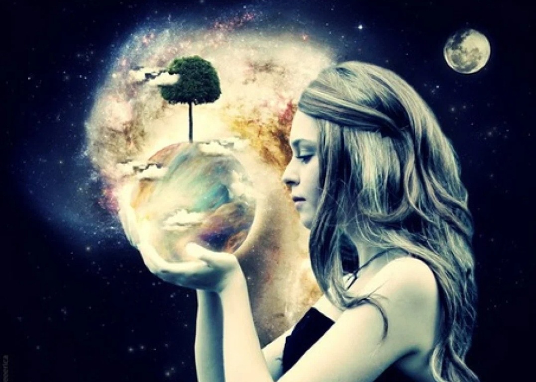 Обнимает планету. Женщина космос. Девушка держит планету. Девушка обнимает земной шар. Девушка держит планету в руках.