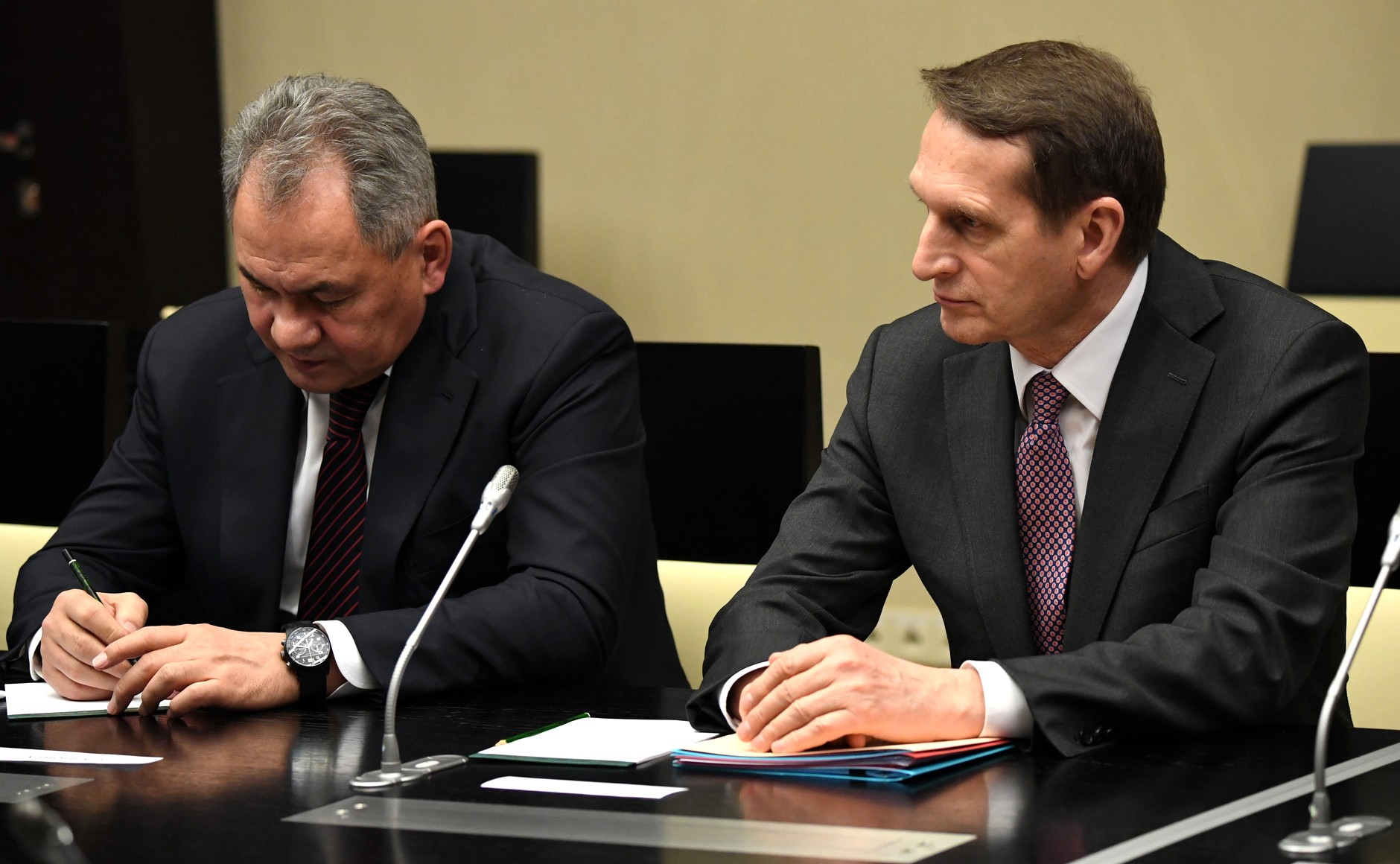 Выбора нет. Настроение новогоднее 2022-2023
