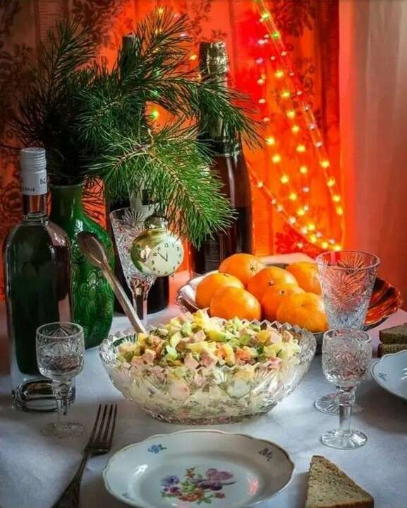 На ветки присел новогодний снежок