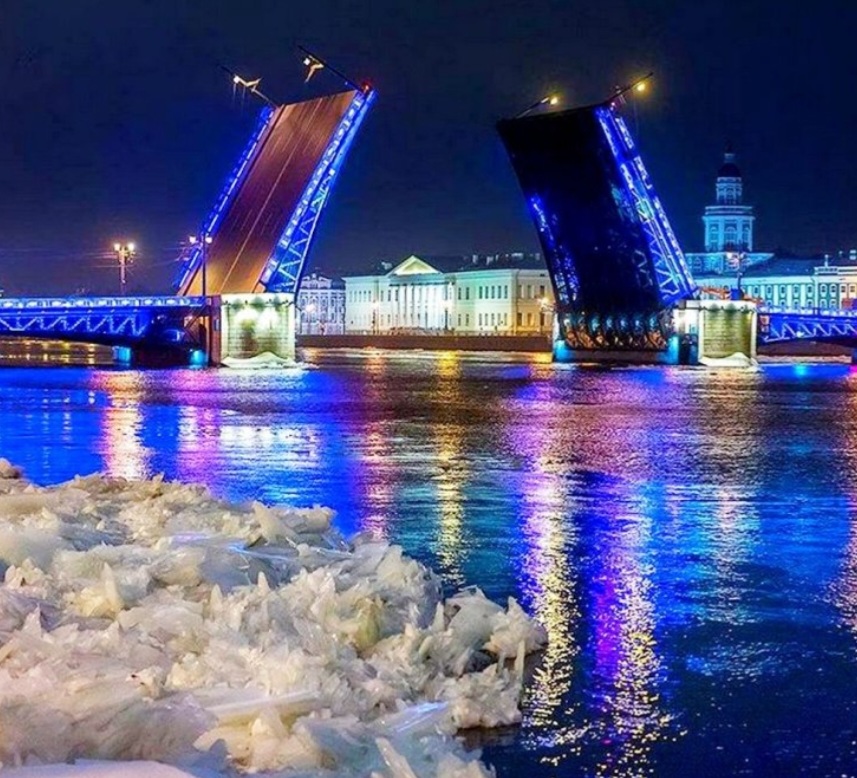 Разводной мост в Санкт Петербурге зима