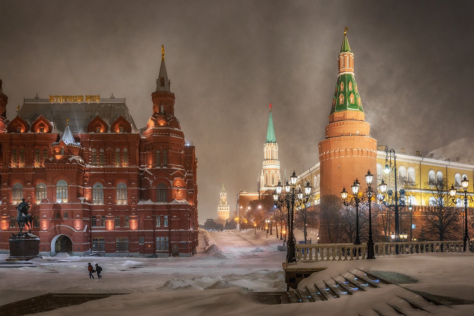 Москва какой будет зима. Красная площадь Москва зимой 2022. Площадь Москвы 2021. Москва красная площадь снегопад. Красная площзадьзимой.