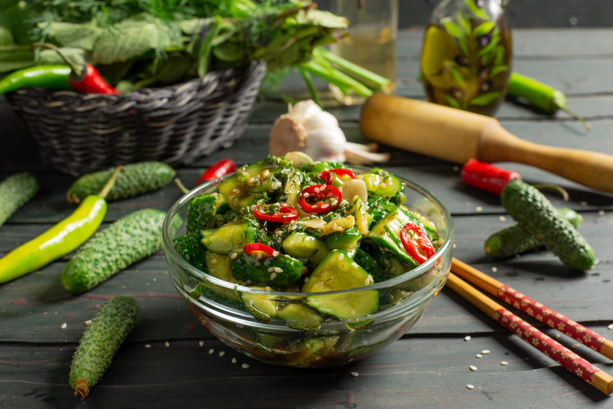 Мурцовка из огурцов. Японский салат из огурцов. Огуречный салат суномоно. Битые огурцы по-китайски. Как нарезать огурец на окрошку.