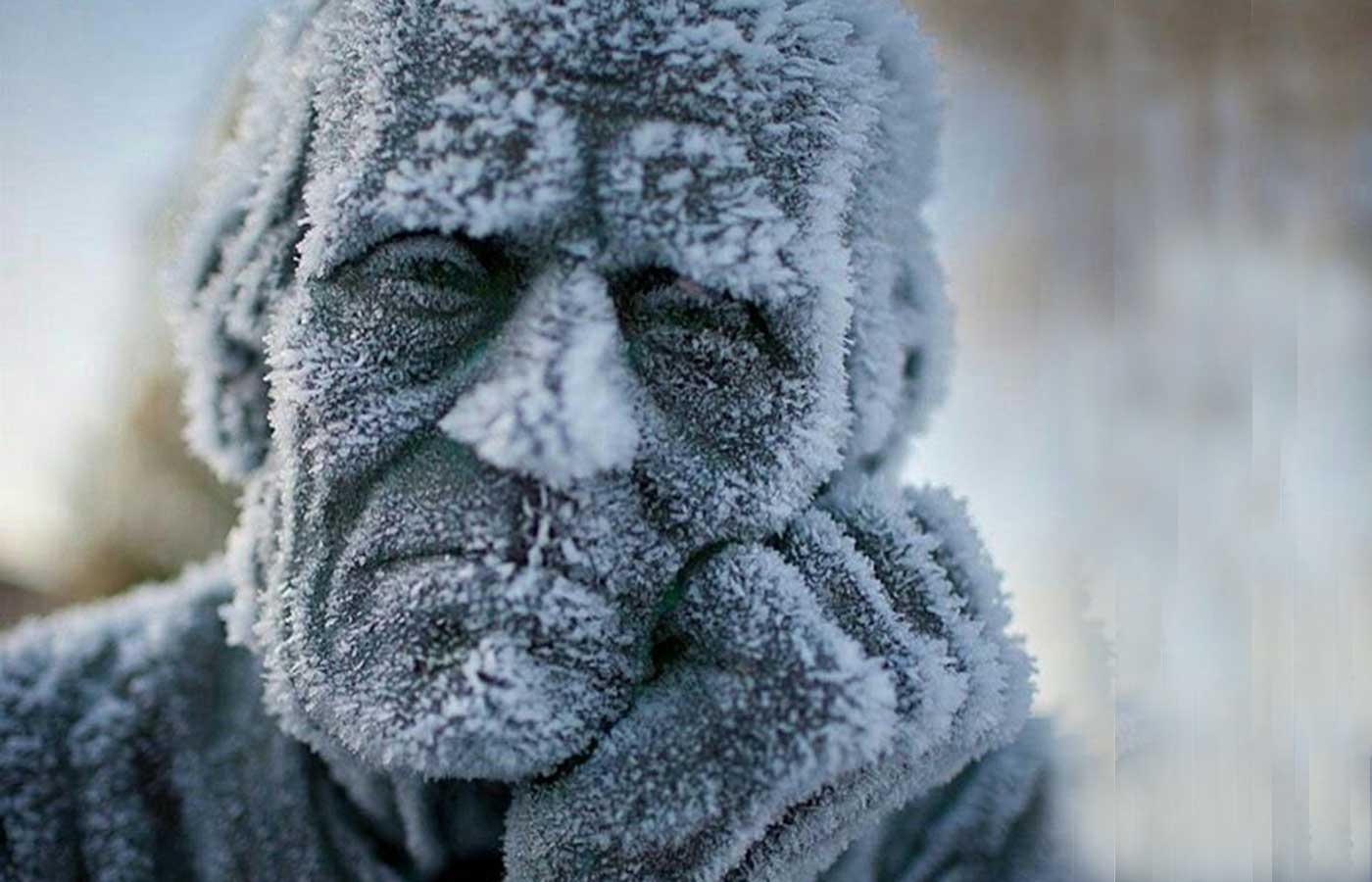 Совсем замерз. Человек в инее. Морозное лицо. Очень холодно.