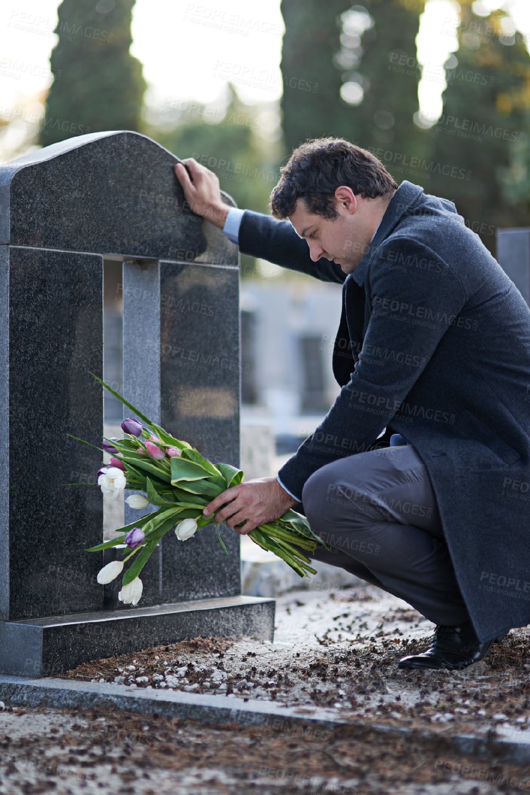 Отец вдовец. Человек перед могилой. Парень плачет на кладбище.