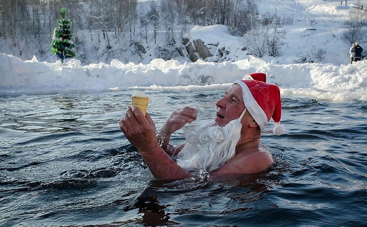 Дед купается. Дед Мороз купается. Зимние купания в проруби. Дед Мороз в воде. Дед Мороз в проруби.