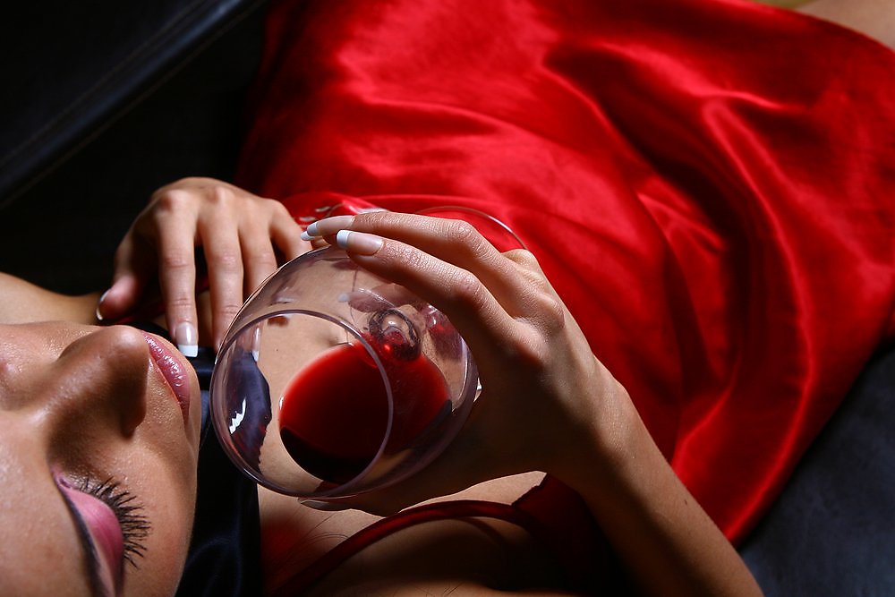 Любовь отрава. Девушка с бокалом вина. Девушка с вином. Красивые девушки с вином. Женщина пьет вино.