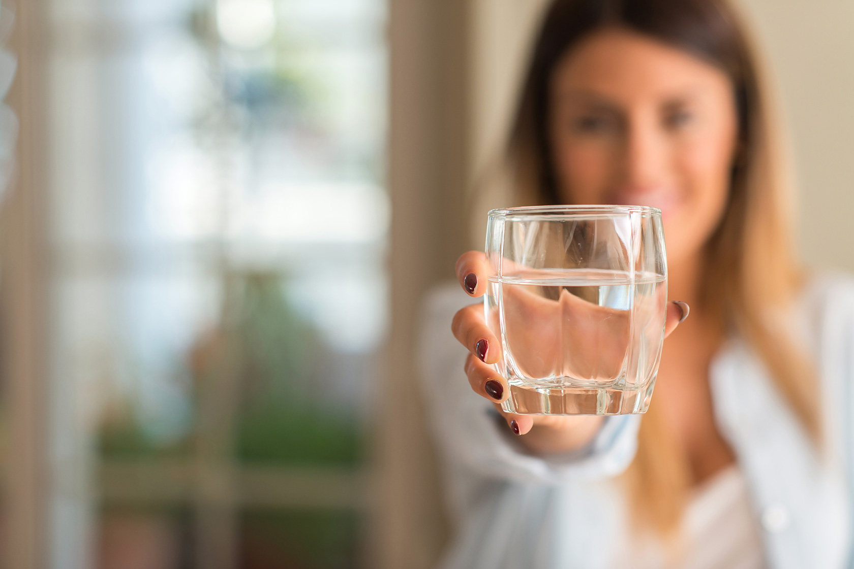 Песни стакан воды. Стакан воды. Девушка со стаканом воды. Девушка пьет воду. Выпить стакан воды.