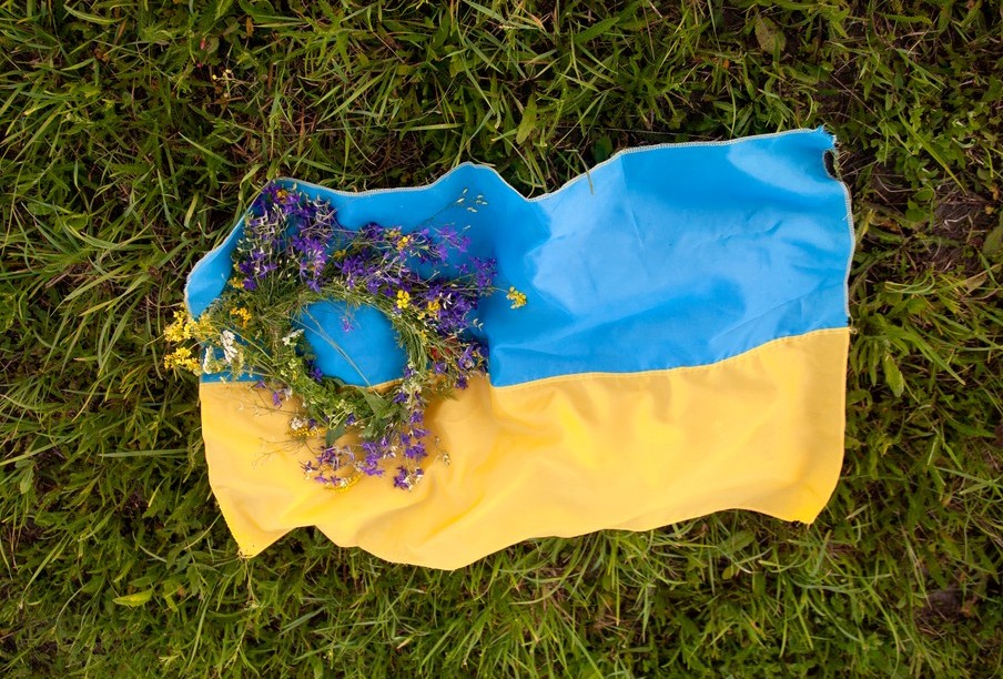 Почему украинский флаг. Флаг Украины. Украинский флаг красивый. Реалистичный флаг Украины. Открытка с украинским флагом.