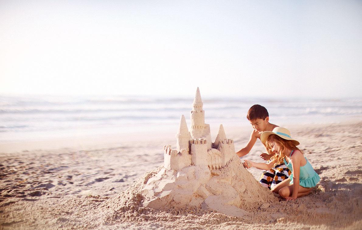 Make a sand castle. Песочный замок. Песочные замки детские. Замки из песка для детей. Песочный замок дети.
