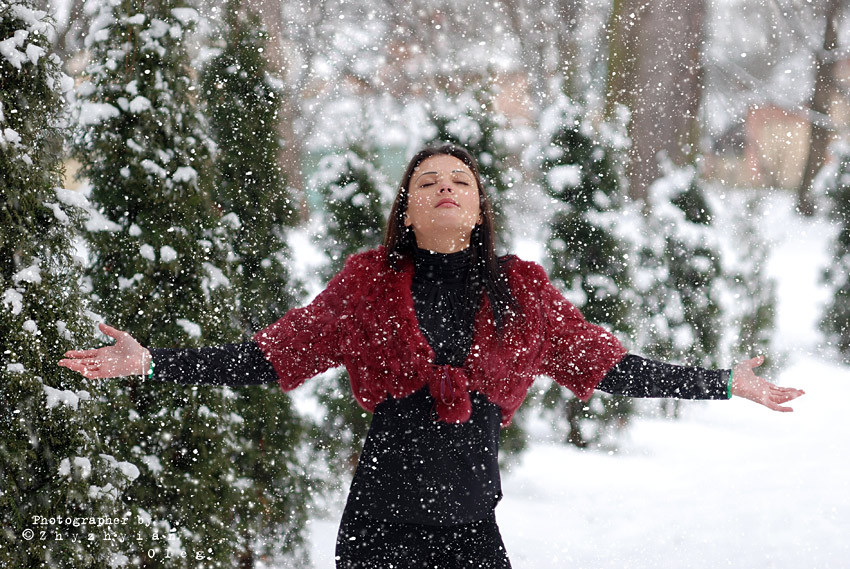 Девушка под снегом. Танцующая девушка зимой. Девушка и снегопад. Снег на улице кружится. Снег танцует.