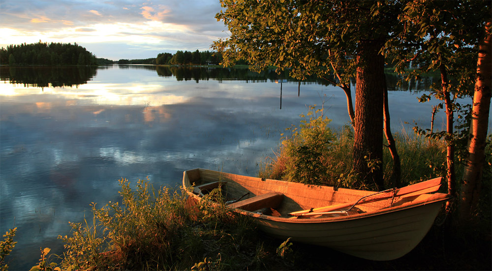 1 добрые реки. Лодка на реке. Лодка на озере. Лодка на реке пейзаж. Пейзаж лодка на озере.