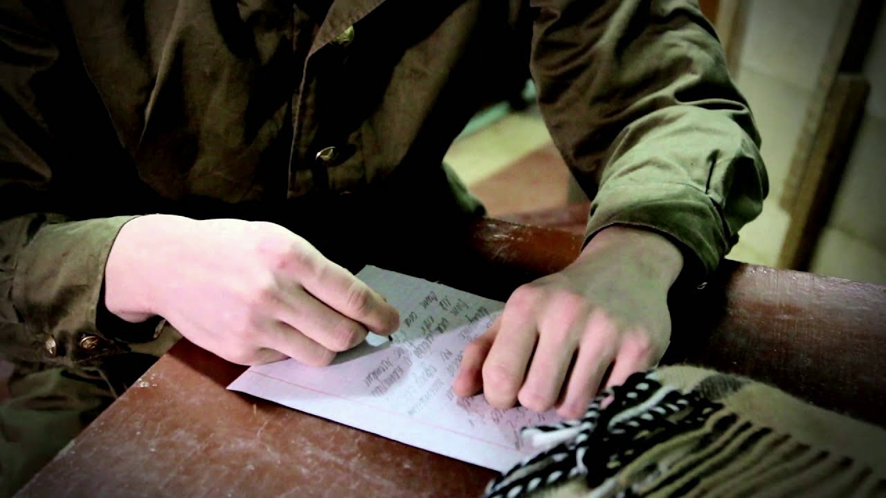 Писать армейский. Солдатские письма из армии. Военный пишет. Солдат читает письмо. Письмо из армии фото.