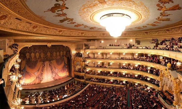 В театре