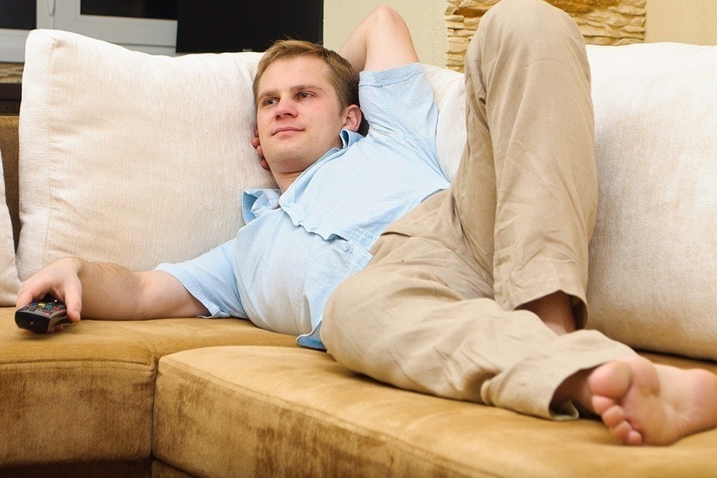 Лёжа на диване