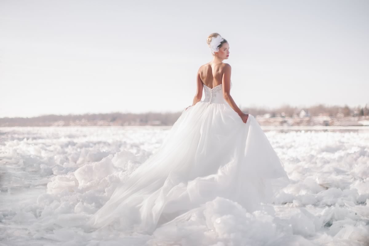 зимняя фотосессия в лесу. идеи для фотосессии зимой. девушка в белой шубе. девушка в снежном лесу. фотосессия зимой в белом.