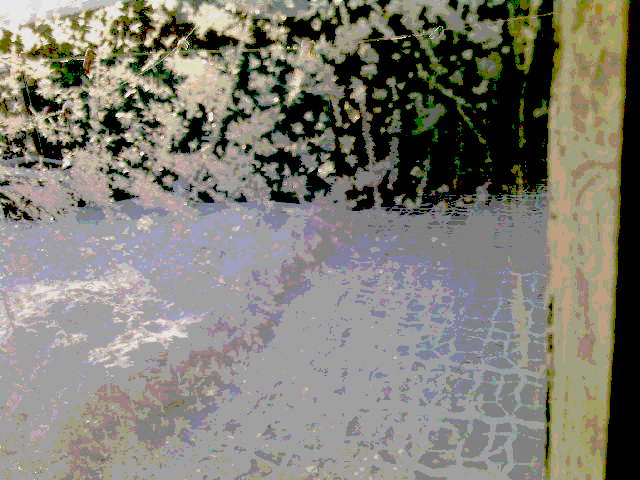 От хлопьев снега тень