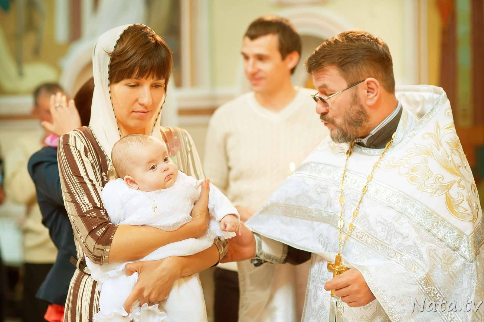 Могут быть родственниками крестные. Крестины. Крещение ребенка. Платье для церкви на крещение. Крестные родители.