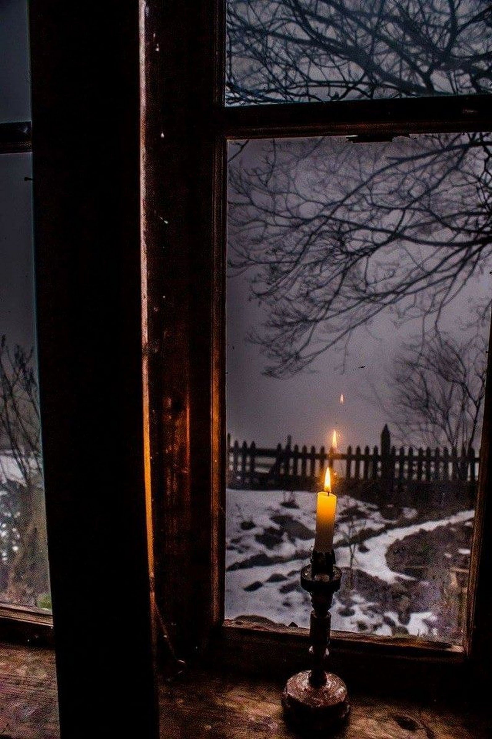 Зимнее окно вечером. Зимнее окно. Снег за окном. Зима за окном. Окно зима вечер.