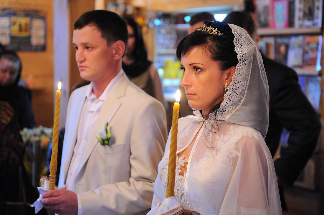 Венчание мужа и жены. Платье для венчания в церкви. Платье в храм на венчание. Венчание в церкви платье невесты. Венчальные платья для церкви.