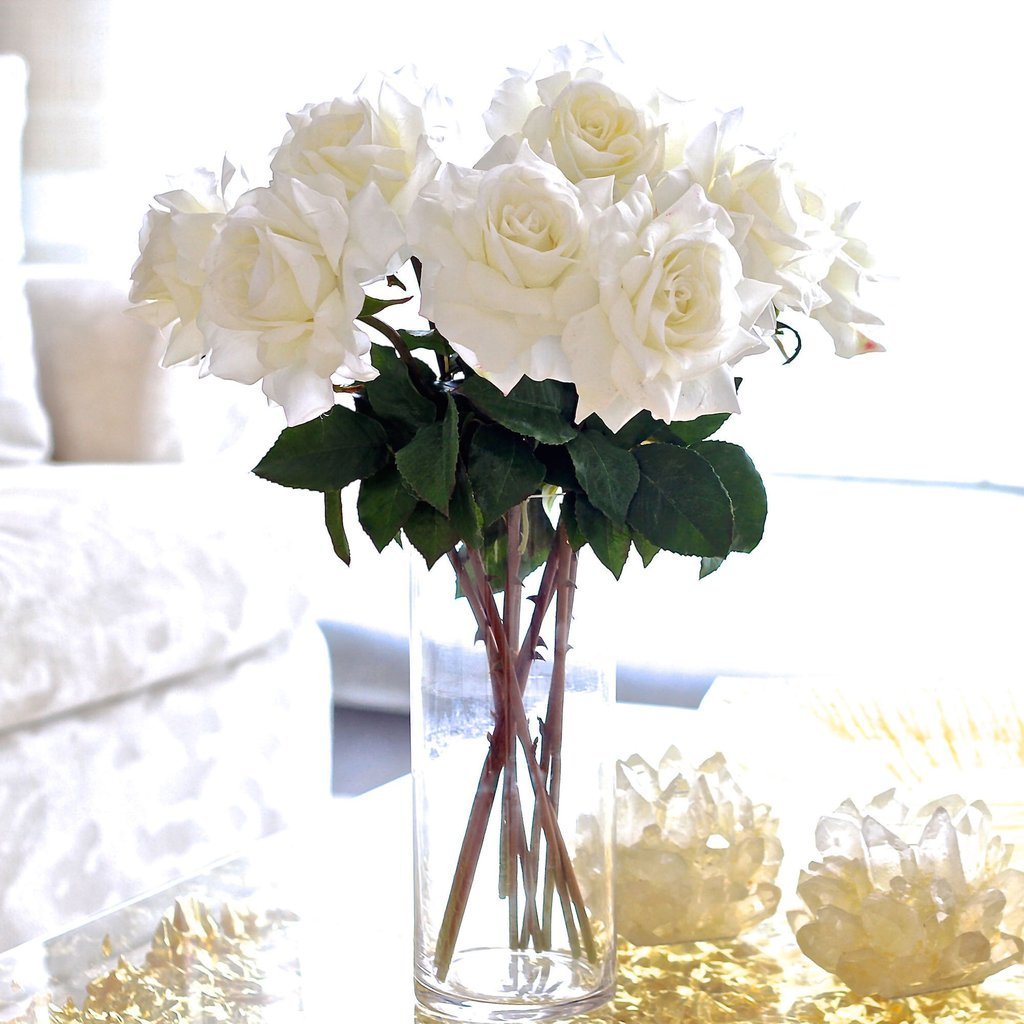 Что положить в вазу с розами. Белые розы в вазе. Букет роз в вазе. Красивые букеты в вазах. Белый букет в вазе.