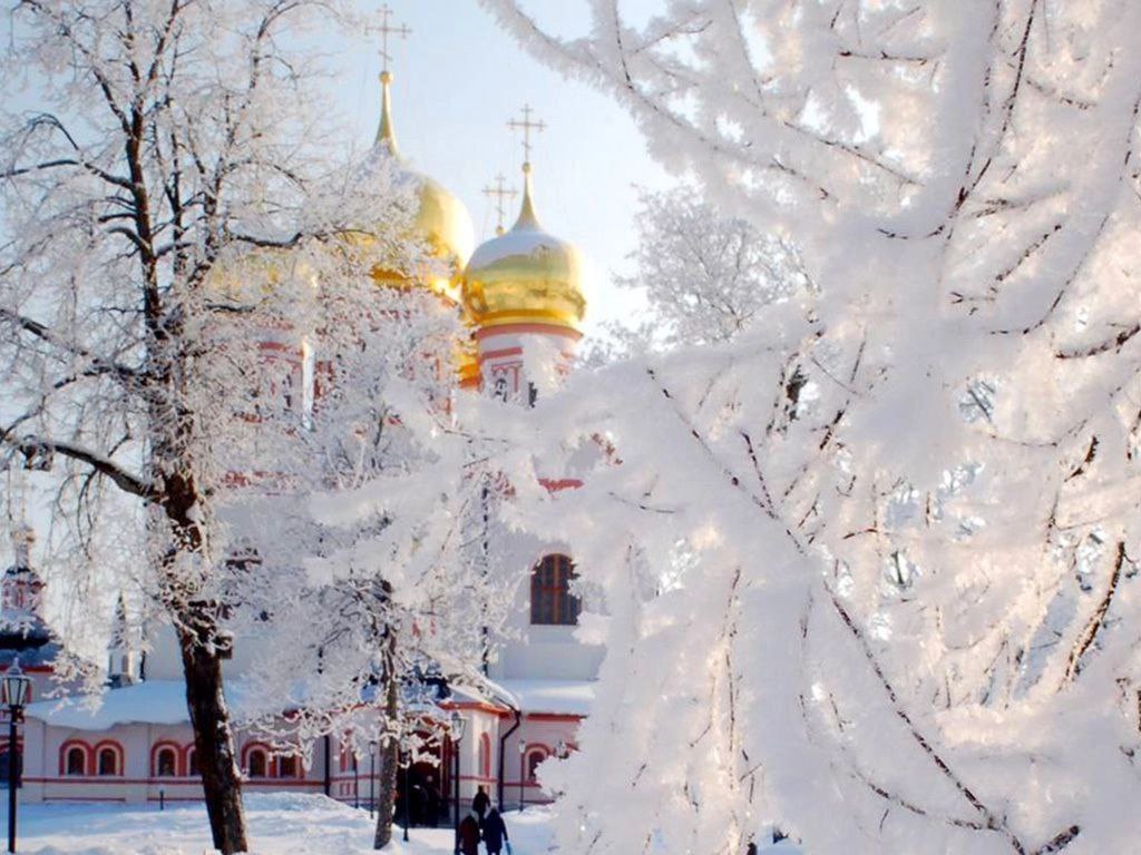 Православный храм зимой
