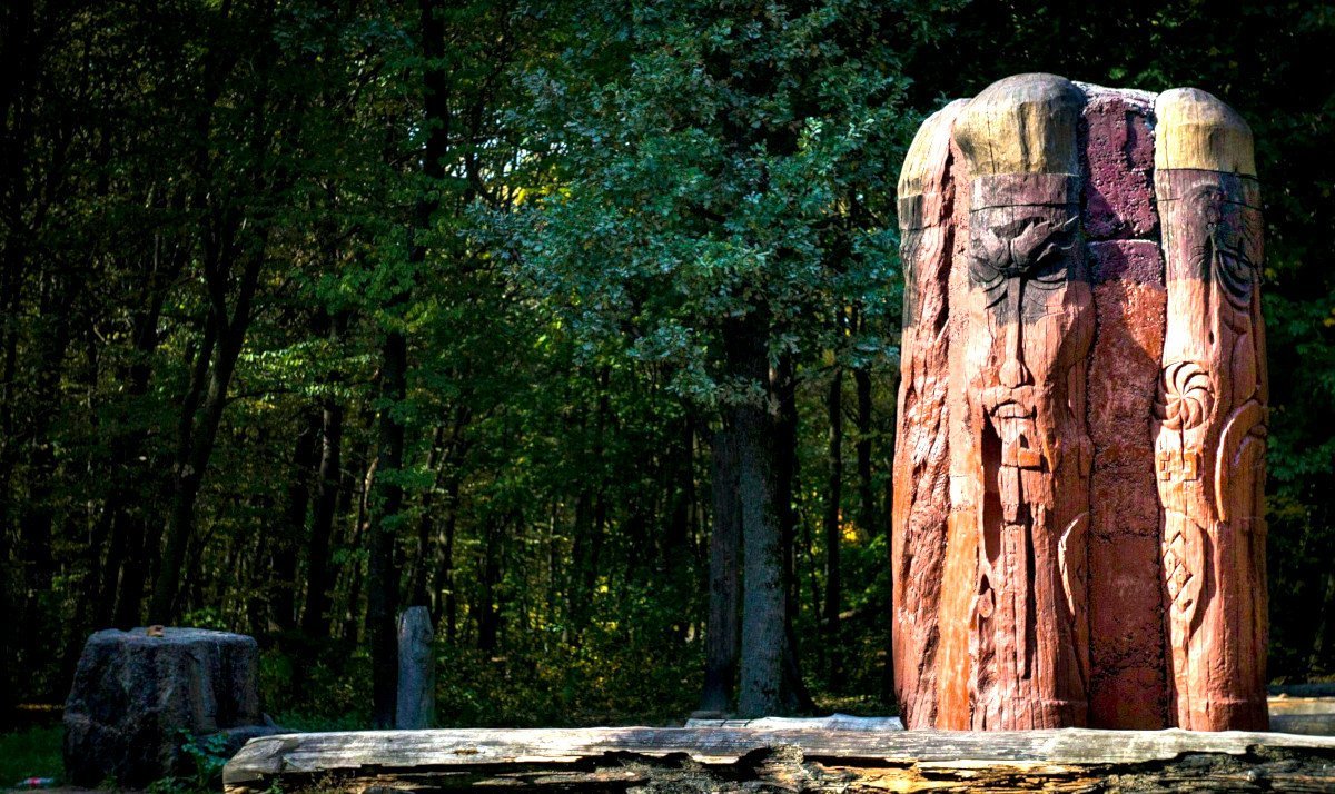 капище перуна на лысой горе. храм языческих богов. идол это в древней руси. всеволод иванов «в городе русского рода». картины всеволода иванова ведическая русь.