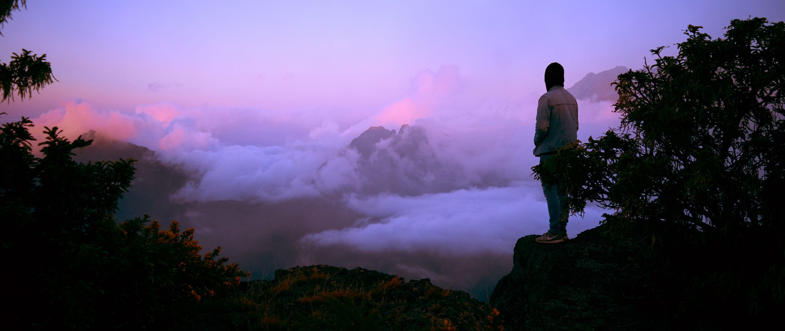 Человек в тумане эстетика. Туман 2005. Человек в тумане. Это одиночество. Парень в тумане.