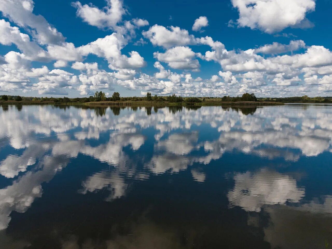Облака в реке поющие. Отражение неба в воде. Отражение облаков в воде. Облака в реке. Озеро небо.