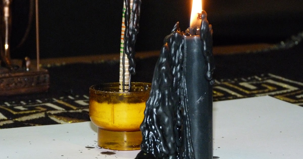 После свечей выходит. Свеча черная. Магия свечей. Свечи черные восковые. Черные магические свечи.