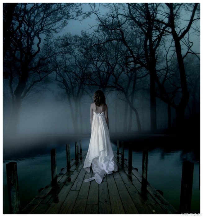 таинственная девочка в белом платье в тумане