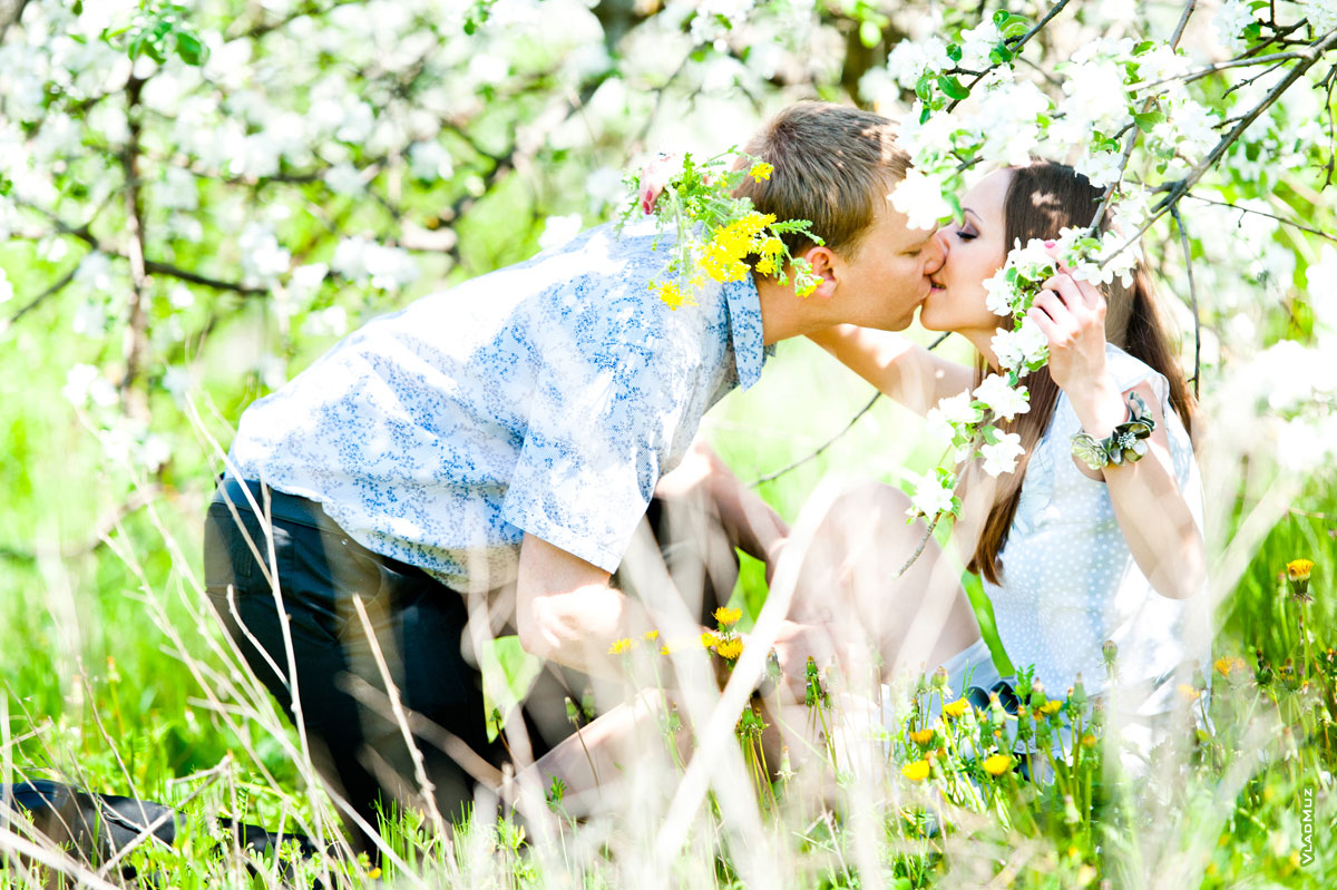 Пара яблонь. Романтическая фотосессия. Лав стори в цветущем саду. Влюбленные в весеннем саду. Девушка с парнем в цветущем саду.