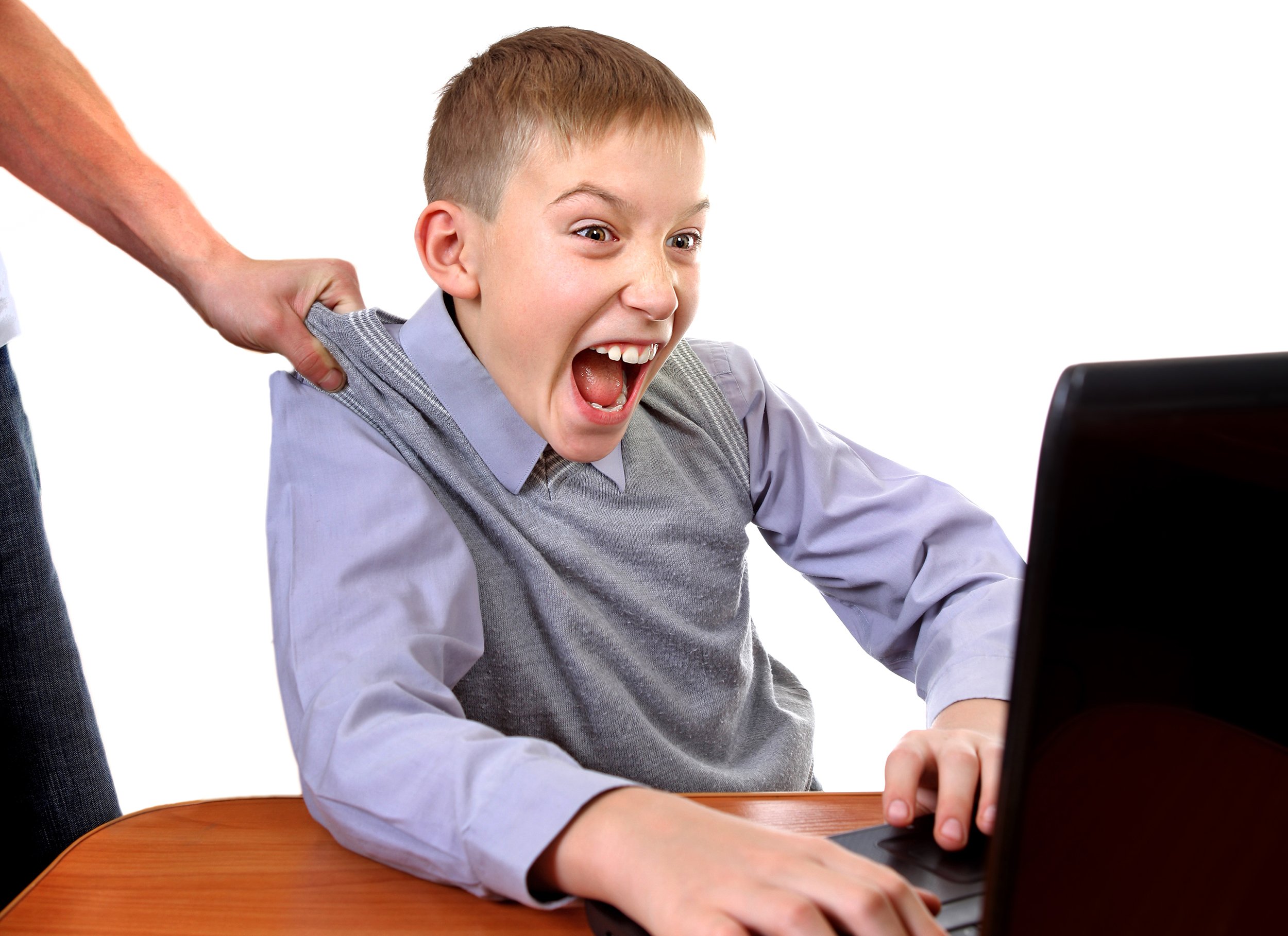 Ученик радуется. Ребенок за компьютером. Компьютерная зависимость. Компьютерная зависимость у детей. Компьютер для детей.