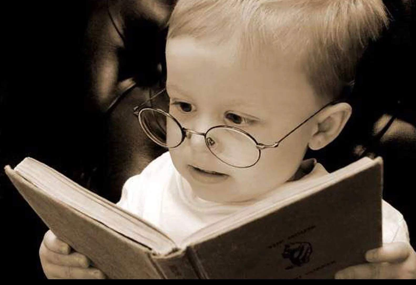 День составления загадочных словарей. Дети читают. Ребенок с умным видом. Книги для детей. Умный человек.