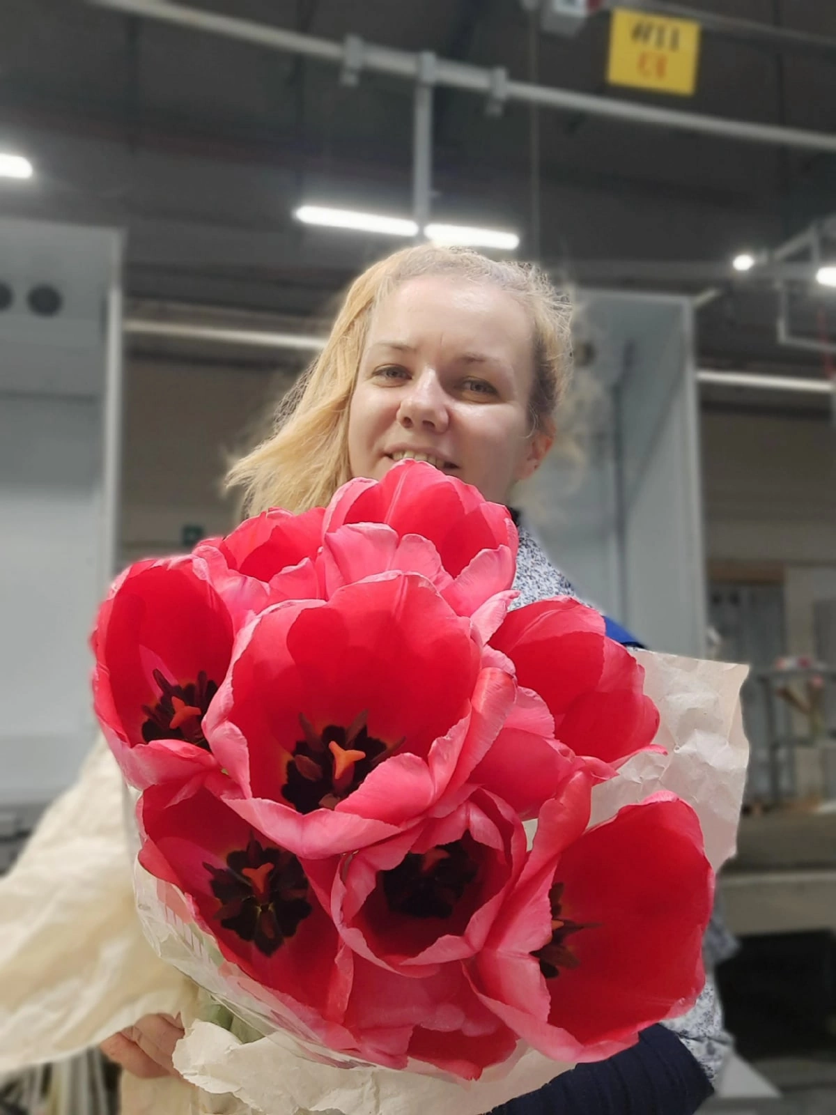 На 8е марта дарят всем подарки