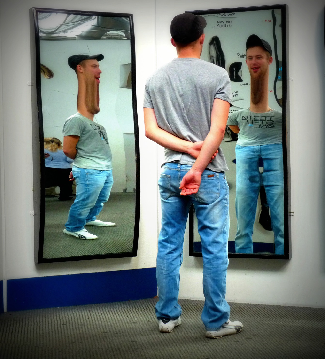 Почему зеркало кривое. Искажение в зеркале. Кривые зеркала. Люди кривые зеркала. Искаженное зеркало.