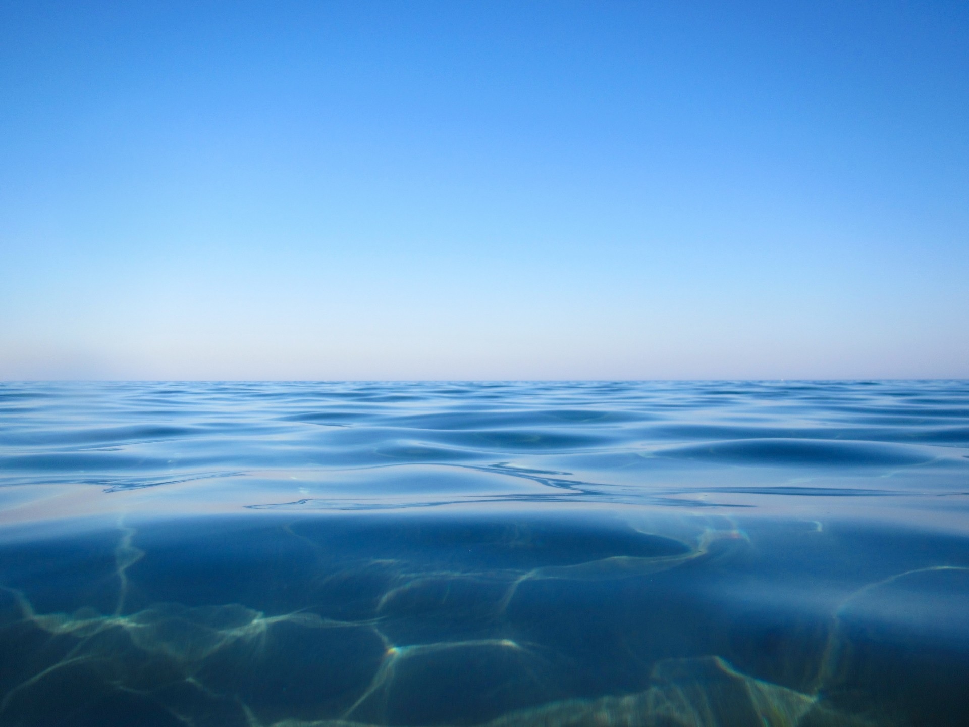 Озера тихого океана. Водная гладь. Поверхность океана. Прозрачное море. Море вода.