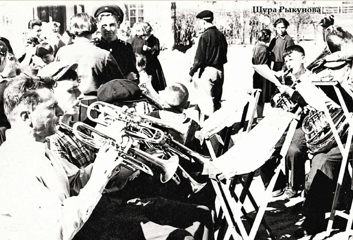 На танцплощадке в селе Красном