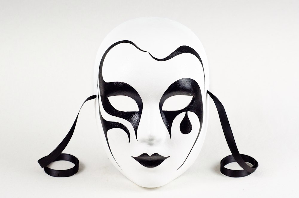 Картинки маска для квадробики. Белая маска Арлекин. Венецианская маска Пьеро. Белая Театральная маска. Черно-белая маска.