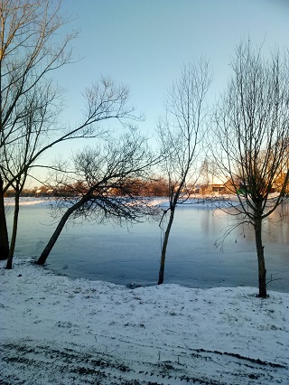 Воюет вьюга с мартом