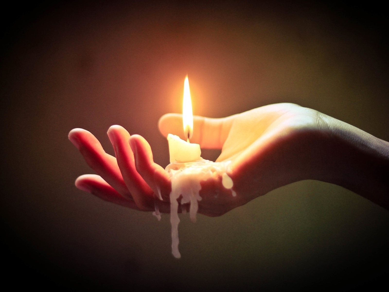 Счастья навеки. Свечка в руках. Свеча в ладонях. Горящая свеча в руках. Ладошки со свечой.