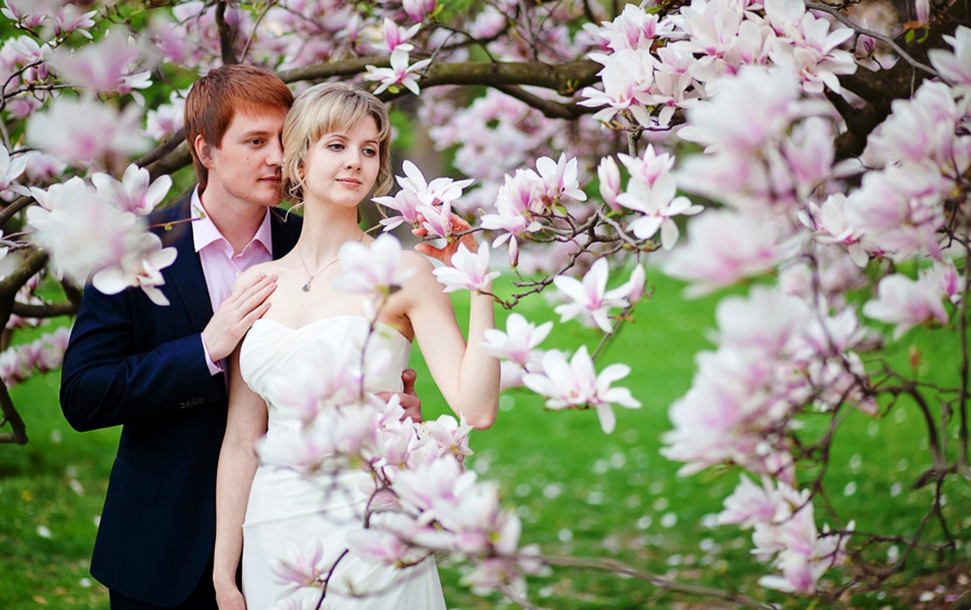 Весенняя любовь песня. Свадьба в цветущем саду. Фотосессия в цветущих садах. Свадьба весной. Свадьба в яблоневом саду.