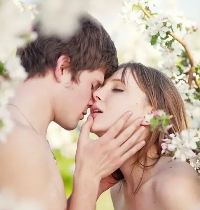 Русские занимаются нежно. Весенний поцелуй. Любовь весной. Нежная парочка. Нежные влюбленные.