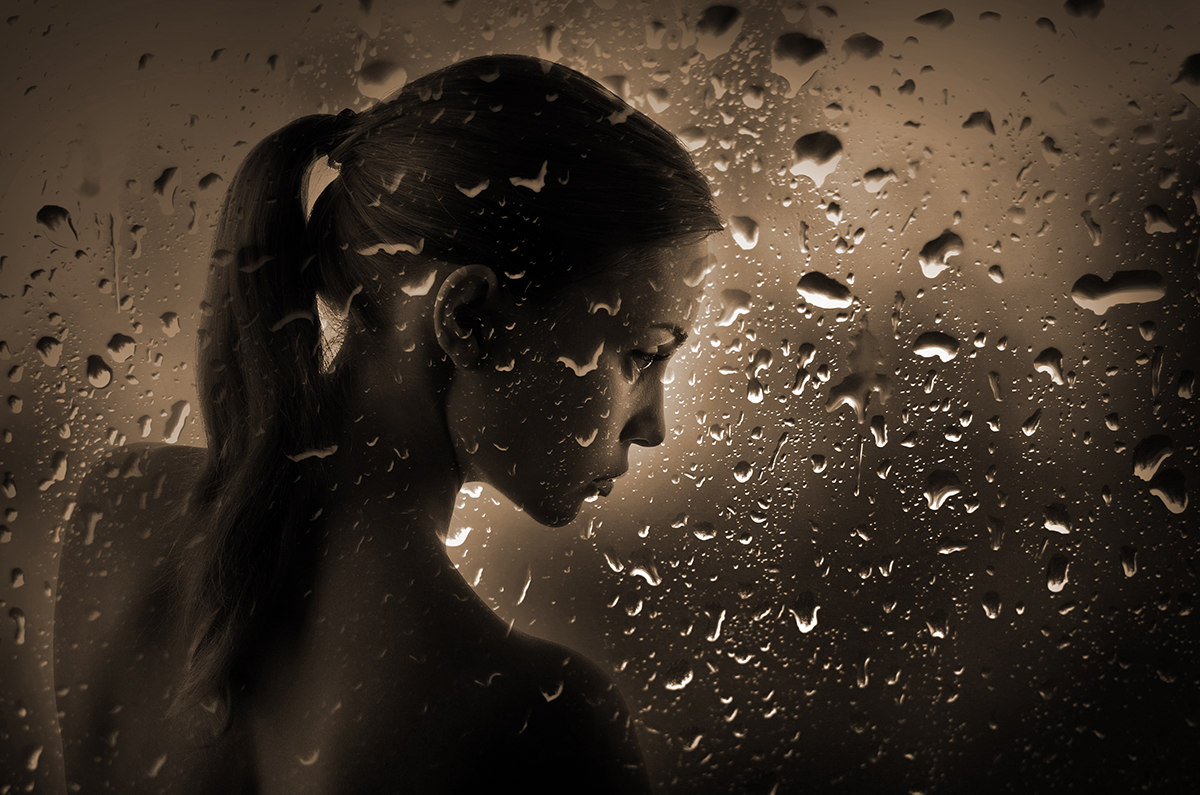 Она душе дожди. Девушка под дождем. Девушка за мокрым стеклом. Девушка и капли дождя. Девушка дождь.
