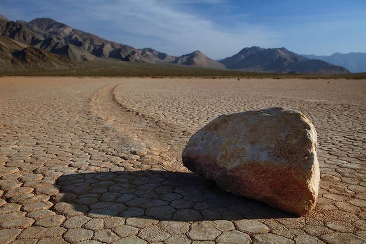 Камень из бегущей воды. Долина смерти Рейстрек Плайя. Озеро Рейстрэк-Плайя Долина смерти. Рейстрек-Плайя, США. Ползучие камни в долине смерти.