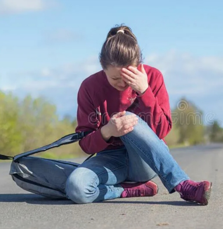Женщина упала на дороге. Человек падает на льду. Девушка на авто со спущенным колесом. Женщина упала на дороге. Женщина упала на дороге.