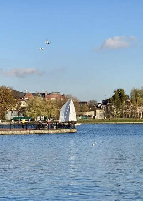 Нам дарят день..