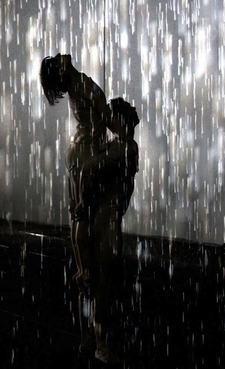 Счастливая девушка под зонтом. Любовь под дождем. Я под дождем стою. Девушка лежит под дождем. Стоя под дождем песня.