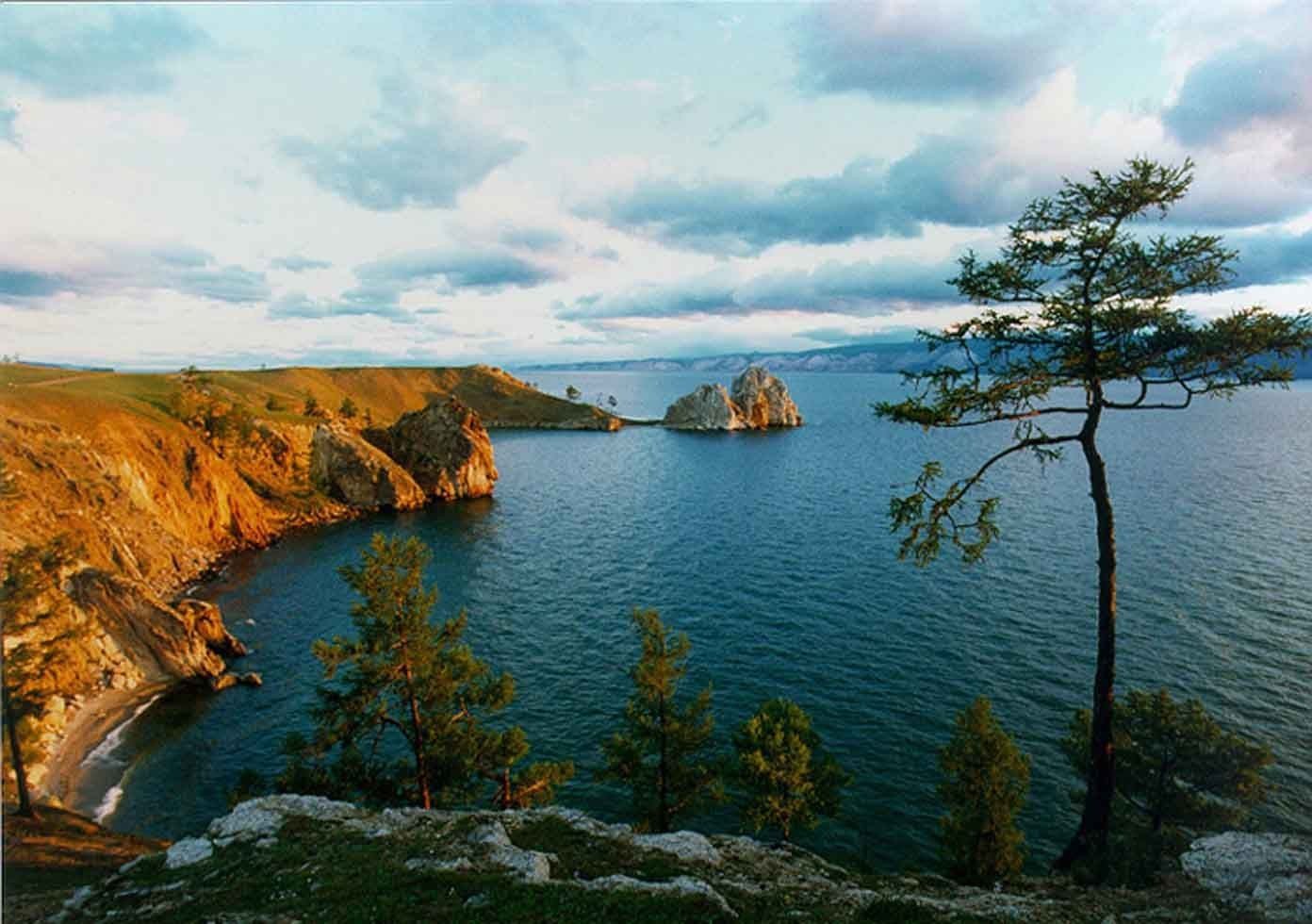 В россии самое глубокое озеро на земле. Озеро Байкал. Озеро Байкал, Восточная Сибирь. Наследие ЮНЕСКО В России озеро Байкал. Байкал глубокое озеро.