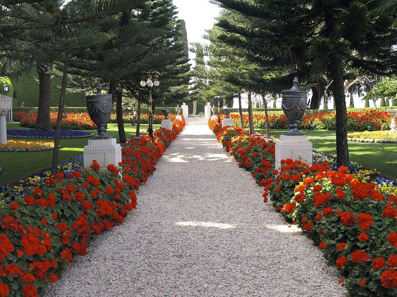 И счастливо шагать по жизненной тропинке...